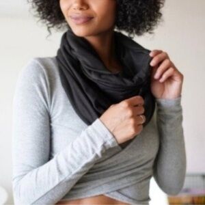 Beyond Yoga black pocket infinity scarf NWT
